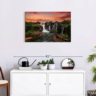 Alvord Iguazu Falls au coucher du soleil