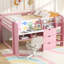 Lit mezzanine bas rose pleine grandeur avec bureau intégré, trois compartiments de rangement, tablettes ouvertes, caractéristiques et armoires à conception compacte