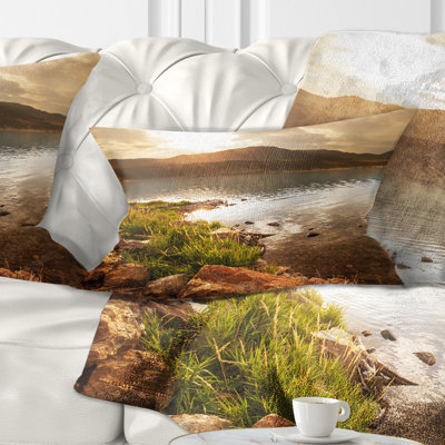 Coussin décoratif "Beautiful Lake with Rocky Shore"