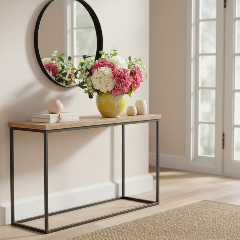 Mélange d'hortensias et de bourgeons dans un vase décoratif