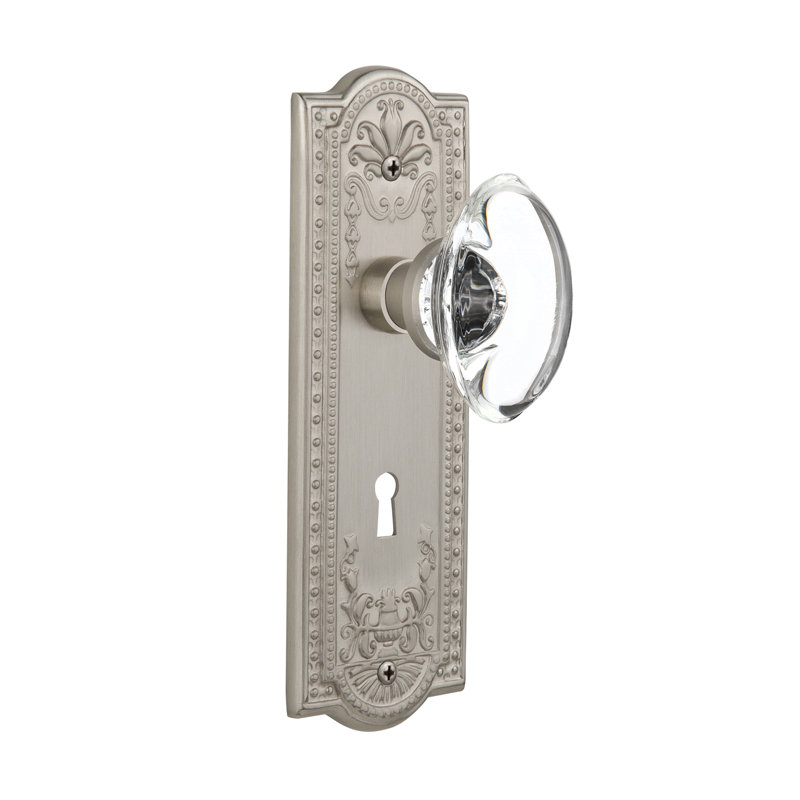 Plaque Meadows avec trou de serrure décoratif et poignée de porte ovale en cristal transparent, Nickel satiné, 2 3/4 po