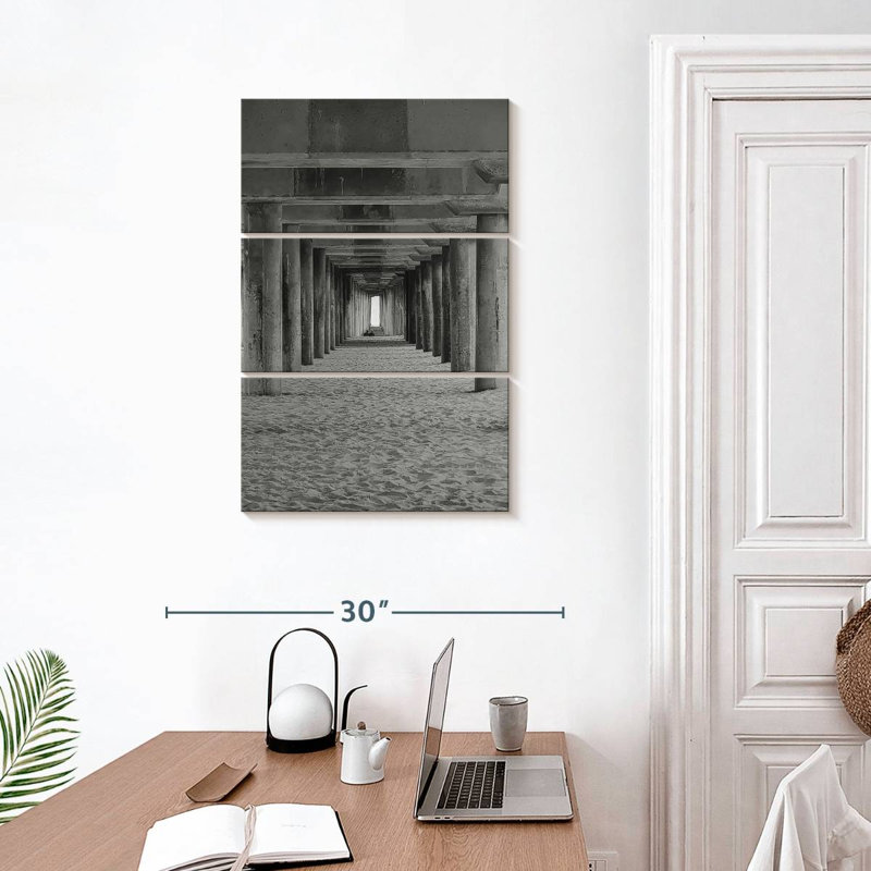 Aletra Black And White Dock, 32" H x 20" W