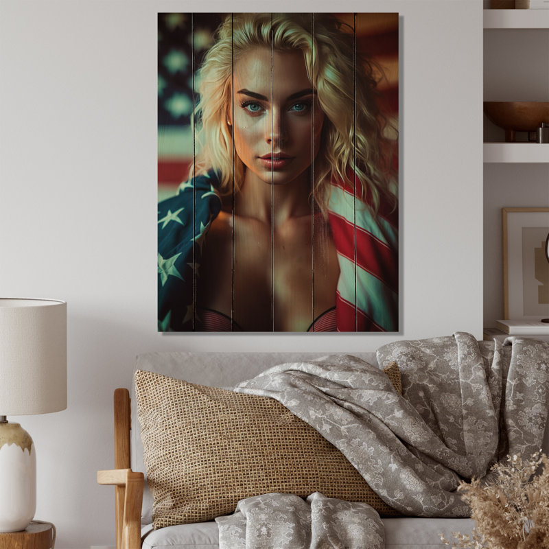 American Beauty I - Femme, impression sensuelle sur bois de pin naturel, H 32 po x l 24 po x P 0,78 po