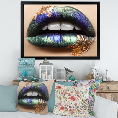 " Female Lips With Green Lipstick And Teeth "