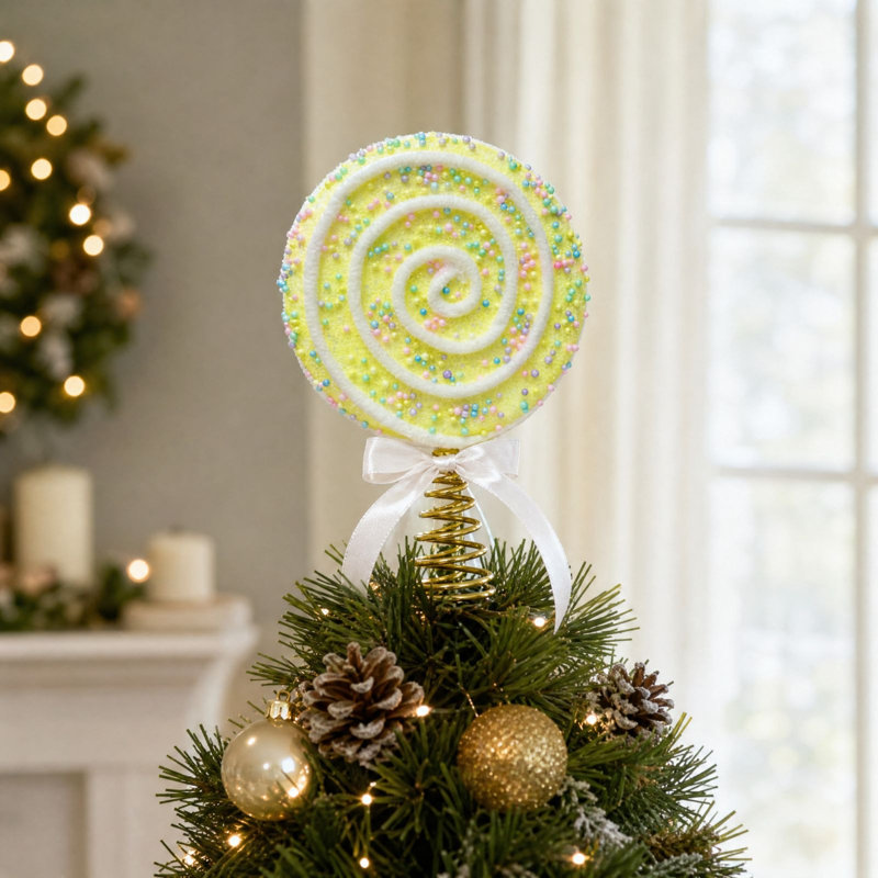 Ornement en forme de sapin de Noël avec décorations de Noël, A