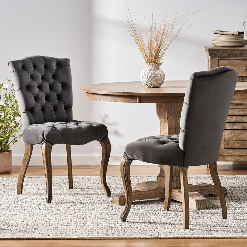 Luxueuses chaises de salle à manger en velours avec pieds en chêne, parfaites pour des sièges élégants et confortables