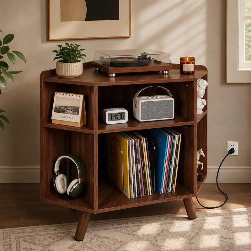Meuble de coin à trois niveaux pour platine vinyle, style moderne du milieu du siècle, en bois, avec station de recharge et ports USB. Parfait pour ranger vos vinyles dans une chambre ou un salon de musique.