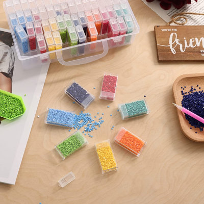 Ensemble de 64 valises d'art en plastique