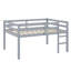 Lit mezzanine en bois avec échelle-727501769