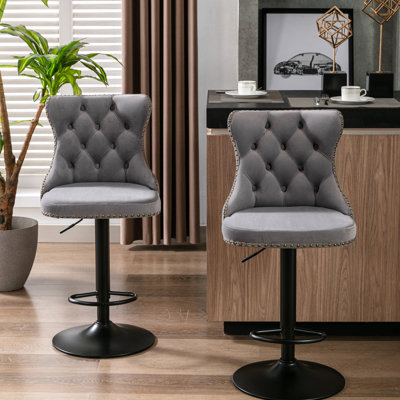 Confortable en velours gris de style américain avec dossier, de 2, siège pivotant à 360 °, réglable de 25 à 33 po, base de 17,7 po, rivets martelés à la main pour un grand siège ergonomique à hauteur de pub, boutons à tirer