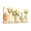 Vases à la mode avec roses et verdure-788443516