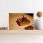 Gros plan d'une miniature sur une nappe fumant sur un napperon sur une table, art mural rétro-1276063396