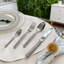 Service de table 16 pièces, couverts en acier inoxydable forgé au design rétro en relief, ensemble complet de cuillères à fourchette à couteaux pour les repas formels et les restaurants