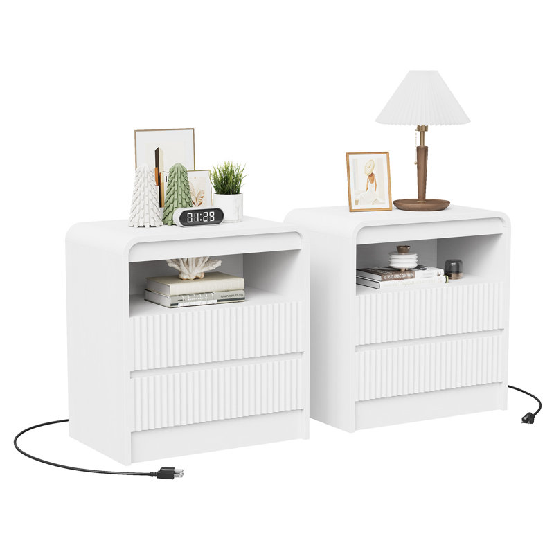 Ensemble de 2 tables de chevet modernes en bois cannelé avec bord incurvé en cascade, station de charge intégrée (CA, USB et Type-C), tablette de rangement ouverte et 2 tiroirs, table de chevet de table de 23,6 po de largeur, blanc
