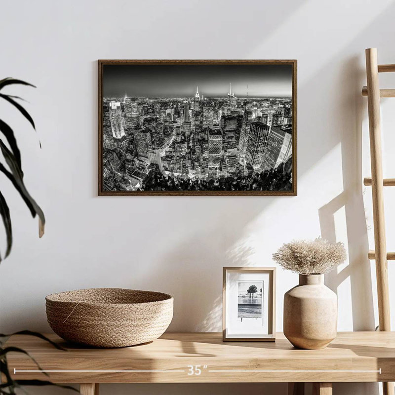 Manhattan en monochrome, 19 po x 13 po, Cadre flottant noyer
