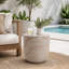 Table d'appoint légère en béton avec un design texturé en forme de tonneau