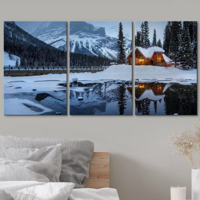 Paysage hivernal avec chalet moderne la nuit, nature sauvage, photographie, art moderne, paysage rustique