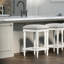 27 tabourets de comptoir carrés blancs avec un look transitionnel, 16 sièges rembourrés pour le confort, des pieds rehaussent la conception, une structure en bois massif, un siège en tissu, des patins de plancher aux planchers, un assemblage simple
