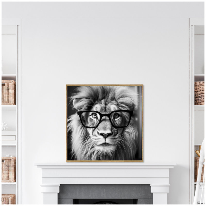 «Black and White Lion in Reading Glasses» par The Creative Bunch Studio, reproduction d'art sur toile encadrée, Tanné