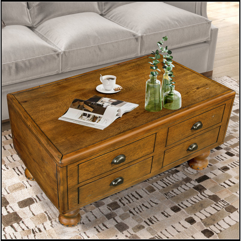Table basse rectangulaire en bois massif exquis avec 4 tiroirs et pieds décoratifs à rivets, idéale pour divers espaces.