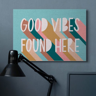 «Good Vibes Found Here Quote Pastel Color Pop» par Amanda Houston - impression d'art textuel