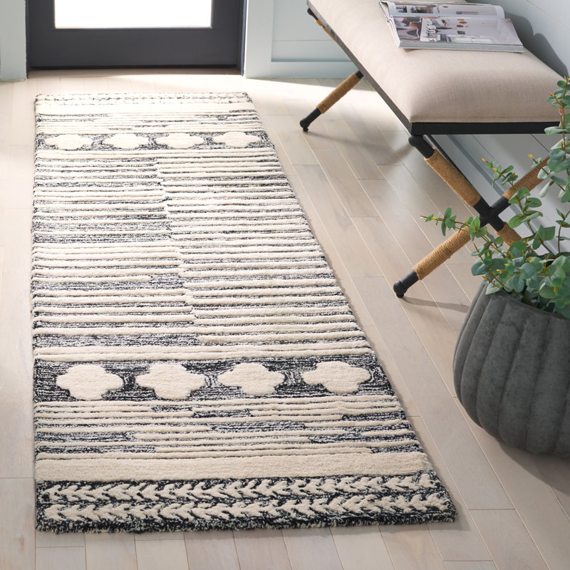 Tapis en laine / coton touffeté à la main Landrie en ivoire / noir Landrie, Tapis de couloir 2 pi 3 po x 8 pi