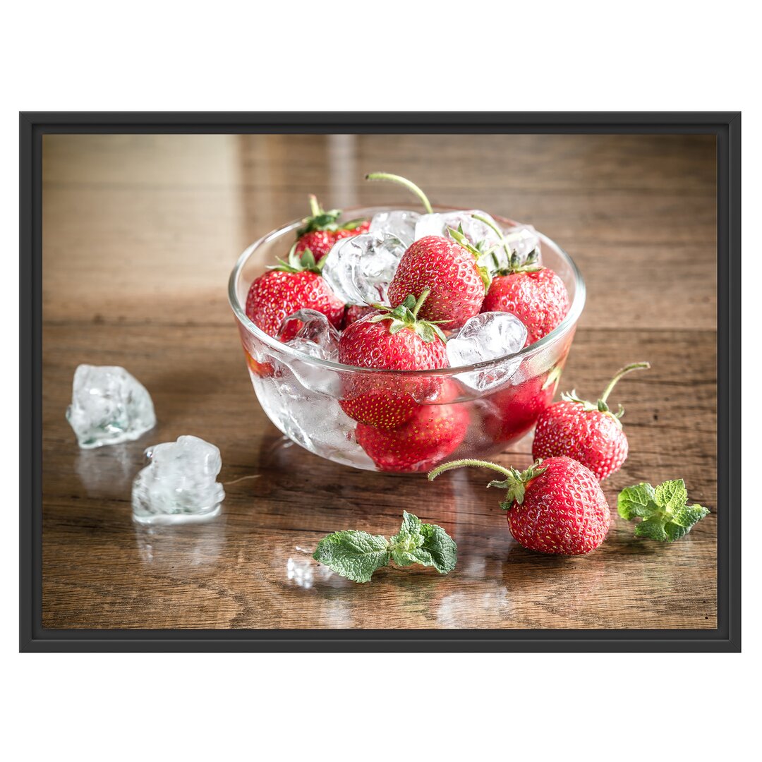 Gerahmtes Wandbild Erdbeeren in Eiswürfeln