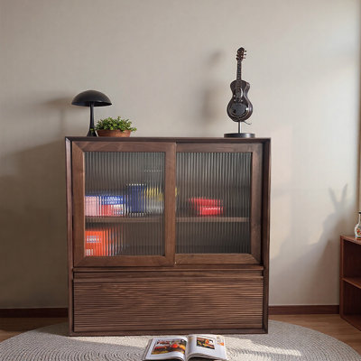 Petite bibliothèque au sol de style européen