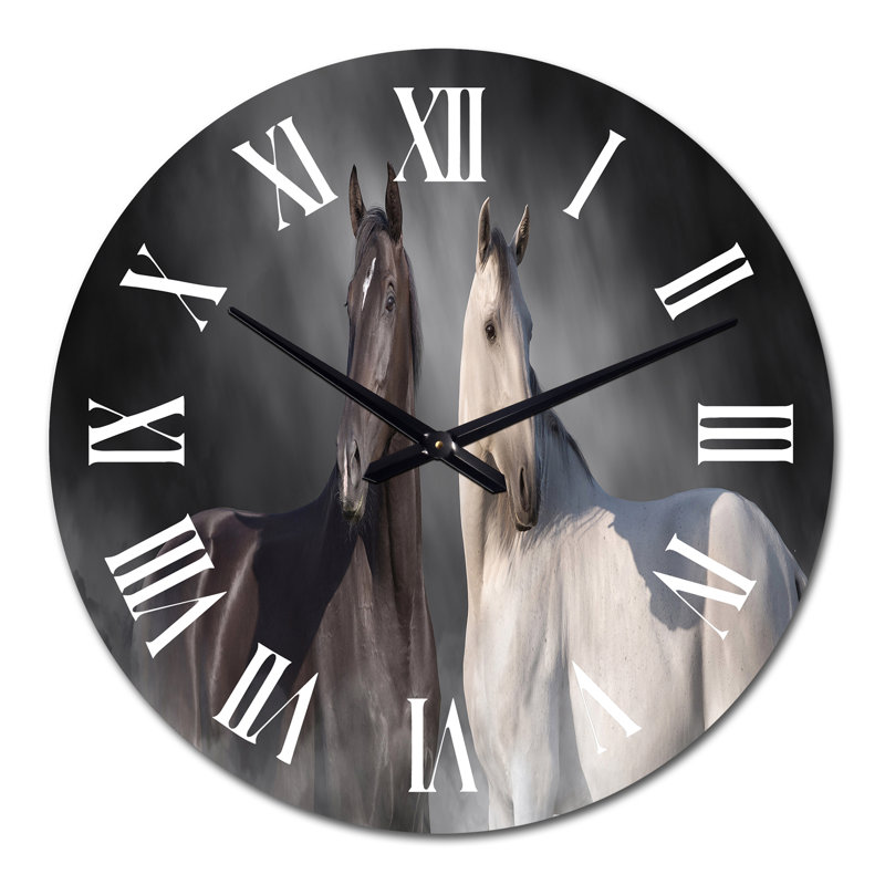 Cheval noir et blanc en gros plan Portrait II - Horloge murale traditionnelle, Moyen, Gros plan sur un cheval noir et blanc I