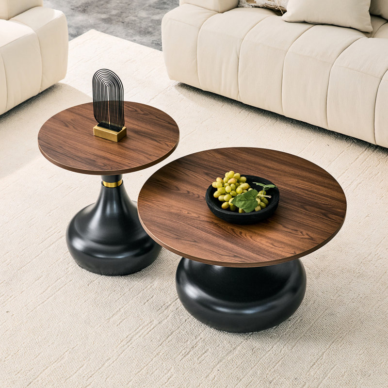 Ensemble de tables basses gigognes abordables de luxe en forme de gourde. Plateau de table en panneau de fibres à densité moyenne noyer avec une base en métal peinte en noir. Ensemble de tables basses deux pièces. Idéal pour le salon et la salle à manger.