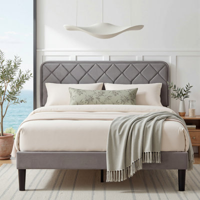 Base de lit plateforme Auxter avec tête de lit tapissier en velours et support en lattes de bois