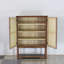Armoire en bois massif sculptée à la main