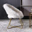 Chaise moderne en fausse fourrure blanche avec coussin - structure de traîneau dorée, protecteur de plancher, aspect élégant, siège rembourré Scratch-Flair et garde-corps en métal