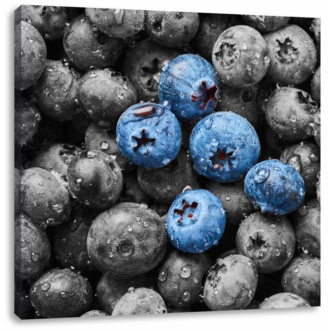 Leinwandbild Blaubeeren mit Wassertropfen