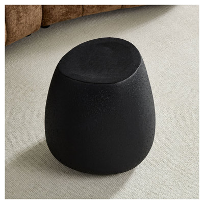 Table d'appoint irrégulière en fibre de verre, 49 cm (19,29 po), imitation pierre, fini noir mat, idéale pour le salon, la chambre ou les espaces extérieurs couverts.