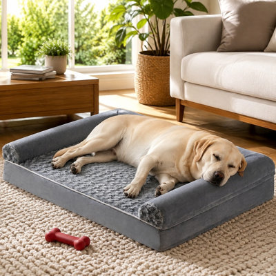 Lit orthopédique gris de 91 x 69 cm pour grands chiens âgés, combinant une mousse alvéolée de soutien avec une conception imperméable, une surface de repos douce et une housse amovible et lavable pour le sommeil et la détente.