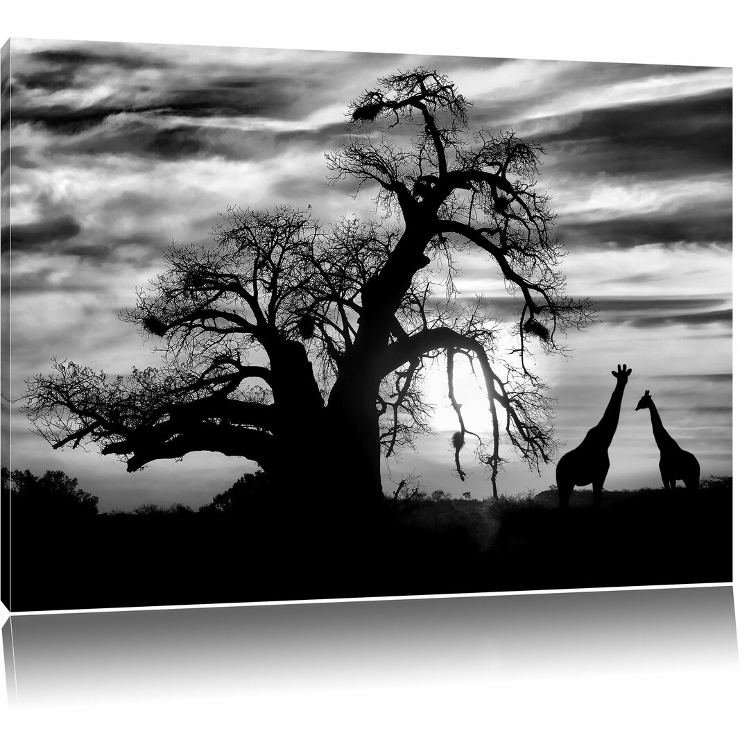 Leinwandbild Zwei Giraffen in der Wüste in Monochrom