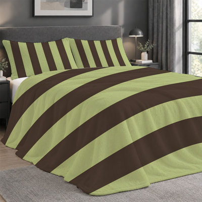 Ensemble de couverture légère en flanelle de qualité supérieure et 2 taies décoratives avec bandes à rayures minimalistes vert olive et brun foncé, ensemble de literie confortable ultra-doux et chaud pour toute saison, couverture de 60 po x 80 po + 2 taies d'oreiller anti-boulochage et lavables à la machine (ensemble de 3)