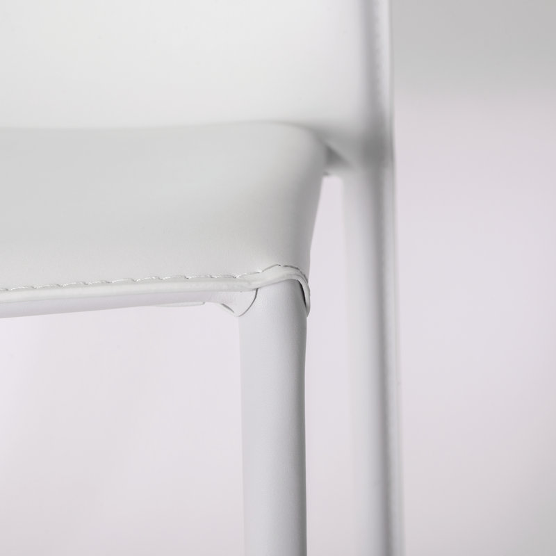 Chaise empilable en métal et similicuir H 18,5 po Sokol, Simili cuir blanc