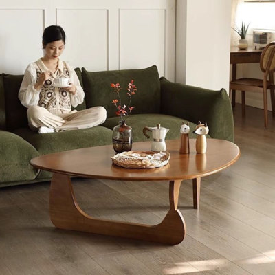  Table basse irrégulière avec plateau en verre et base en bois massif
