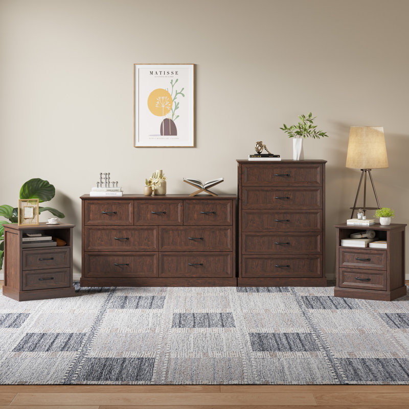L'ensemble de chambre à coucher 3 pièces comprend une commode à 7 tiroirs et deux tables de chevet, Brun