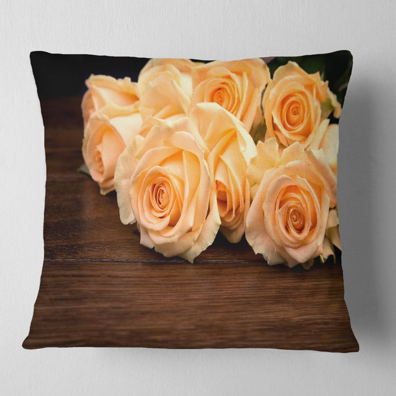 Roses sur une surface en bois - coussin à imprimé floral, 16 po x 1 po, Coussin décoratif