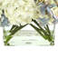 Assortiment d'hortensias dans un vase en verre