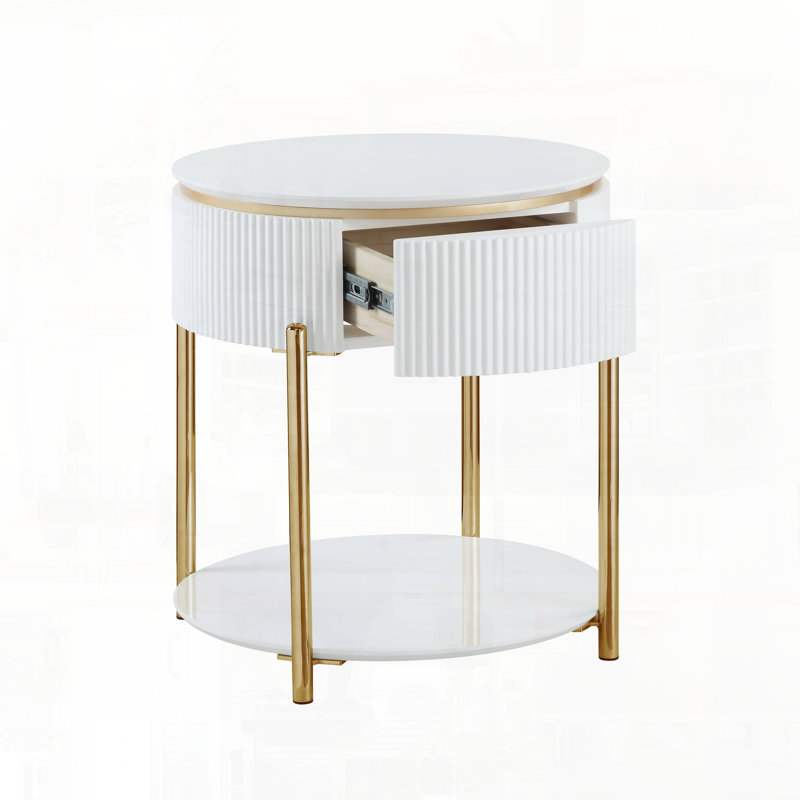 Table de bout fabriquée en bois composite avec des pieds en métal robustes