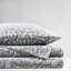 Feuille complète de 4 articles avec imprimé Faune d'hiver sauge, fabrication 100% flanelle de coton, dimensions luxueuses convenant aux matelas de 18 po, douceur grâce au brossage supérieur du tissu, bien ajusté élastique