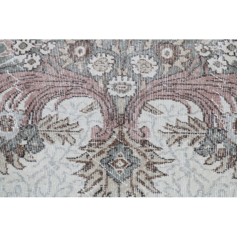 Tapis turc rétro à motif floral fabriqué à la main dans des tons pastel, parfait pour un décor romantique