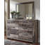Très grand lit à panneaux, commode, miroir et commode Derekson