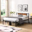 Cadre de lit très grand en métal avec ornementation de tête de lit en bois, look de chambre à coucher moderne, système solide et stable, repos silencieux, rangement sous le lit, tête de lit à assemblage facile, bruit-427439543