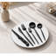 Ensemble de coutellerie minimaliste noir et argent - Acier inoxydable de qualité alimentaire avec couteaux à steak. Pratique et visuellement attrayante pour les repas à la maison, les restaurants et les tables de style occidental.