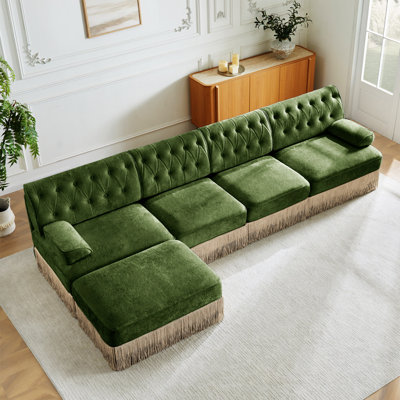 Tissu en velours de 135 po en forme de L adapté aux animaux de compagnie, canapé de style Chesterfield, jupe à pampille, accoudoirs carrés légèrement incurvés, combinaison libre, conception ergonomique, pour les aires de repos des chambres à coucher